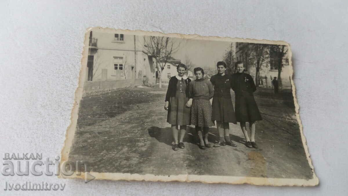 Φωτογραφία Τέσσερα νεαρά κορίτσια στο δρόμο