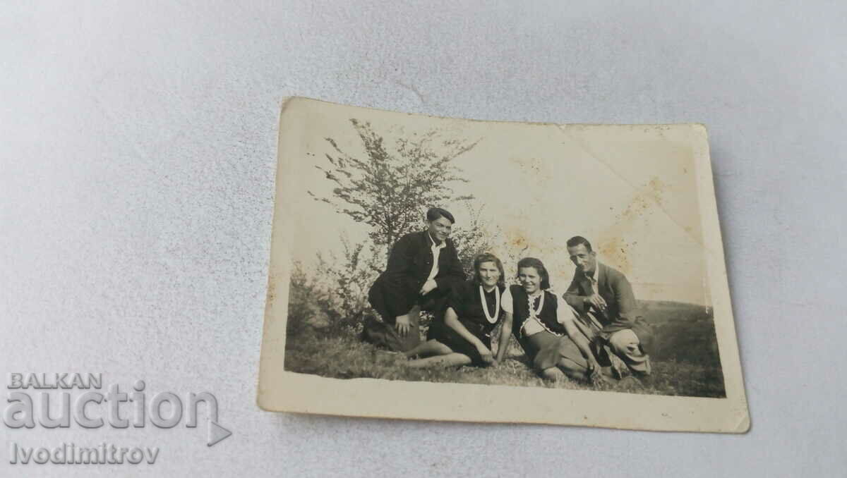 Φωτογραφικό χωριό Tsarkvishte Δύο νεαροί άνδρες και δύο κορίτσια στο γρασίδι