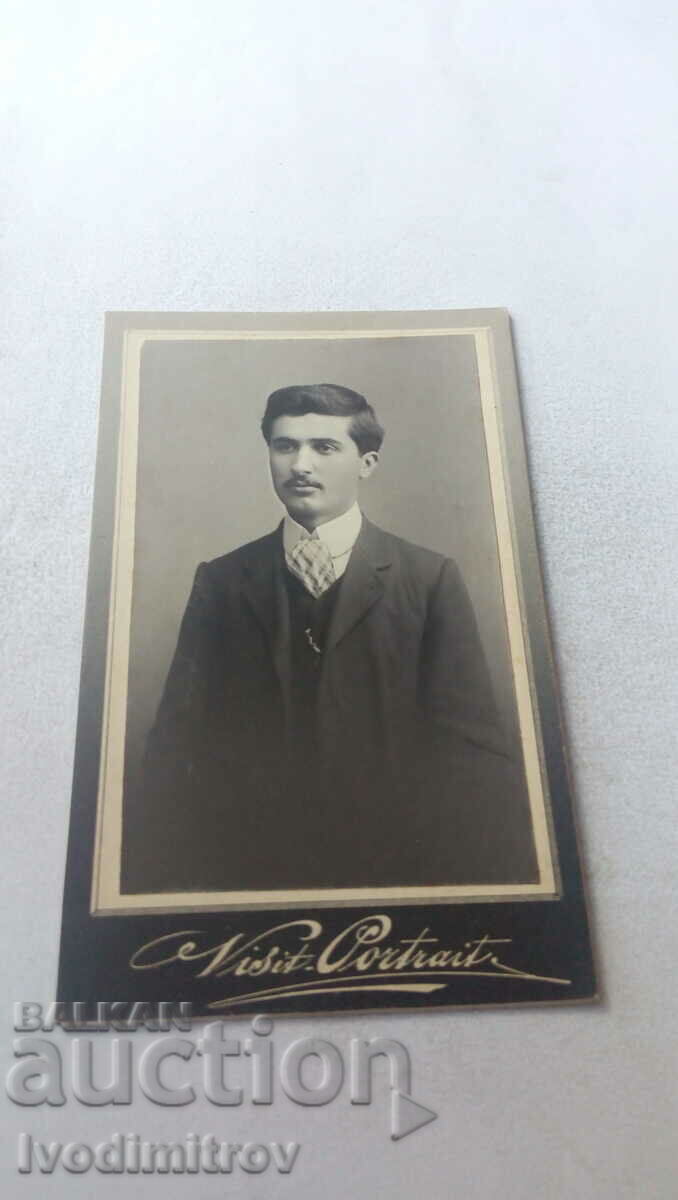 Photo Young man with a mustache in a suit Cardboard box