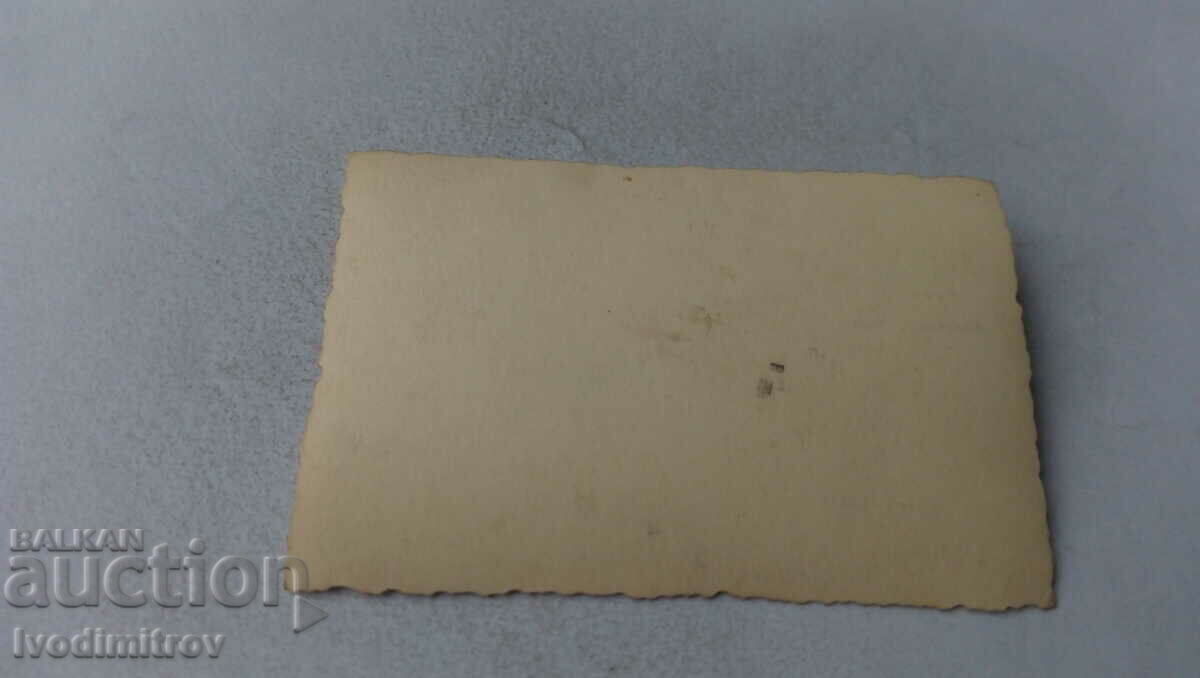 Φωτογραφία Δύο νεαροί άνδρες και ένα κορίτσι σε μια ξύλινη γέφυρα με τιμή 1.35 BGN | € 0.69 Φωτογραφία Δύο νεαροί άνδρες και ένα κορίτσι σε μια ξύλινη γέφυρα με τιμή 1.35 BGN | € 0.69