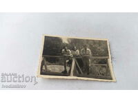 Снимка Двама младежи и девойка на дървено мостче