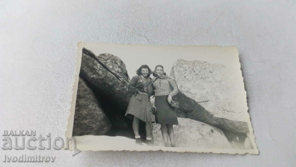 Photo Two women on the rocks