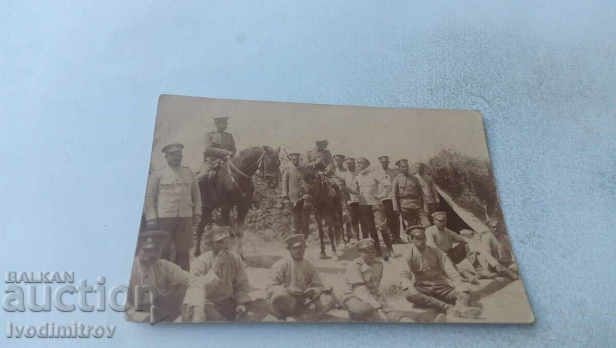 Ofițer foto și soldați pe front 1917