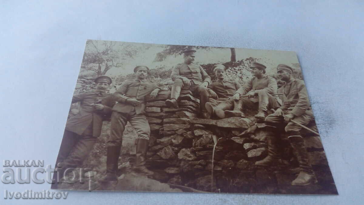 Photo Sergeants and soldiers on stones at the front 1917