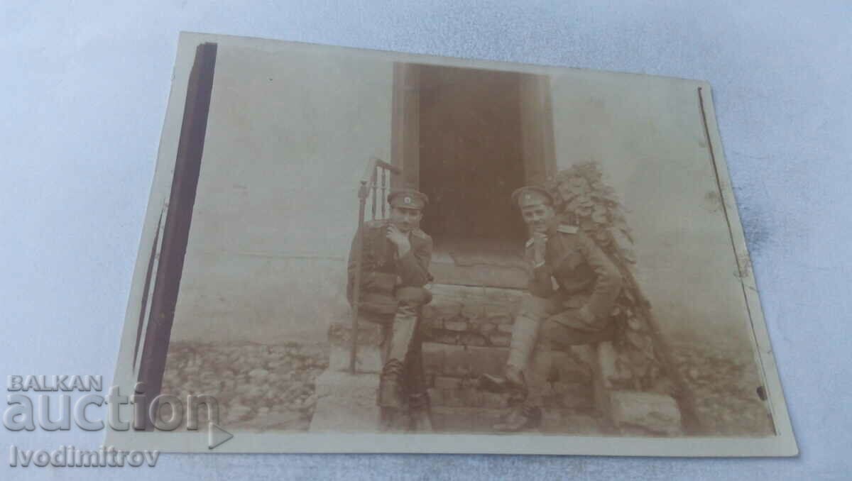 Foto Doi ofițeri pe scările din cartierul lor 1918