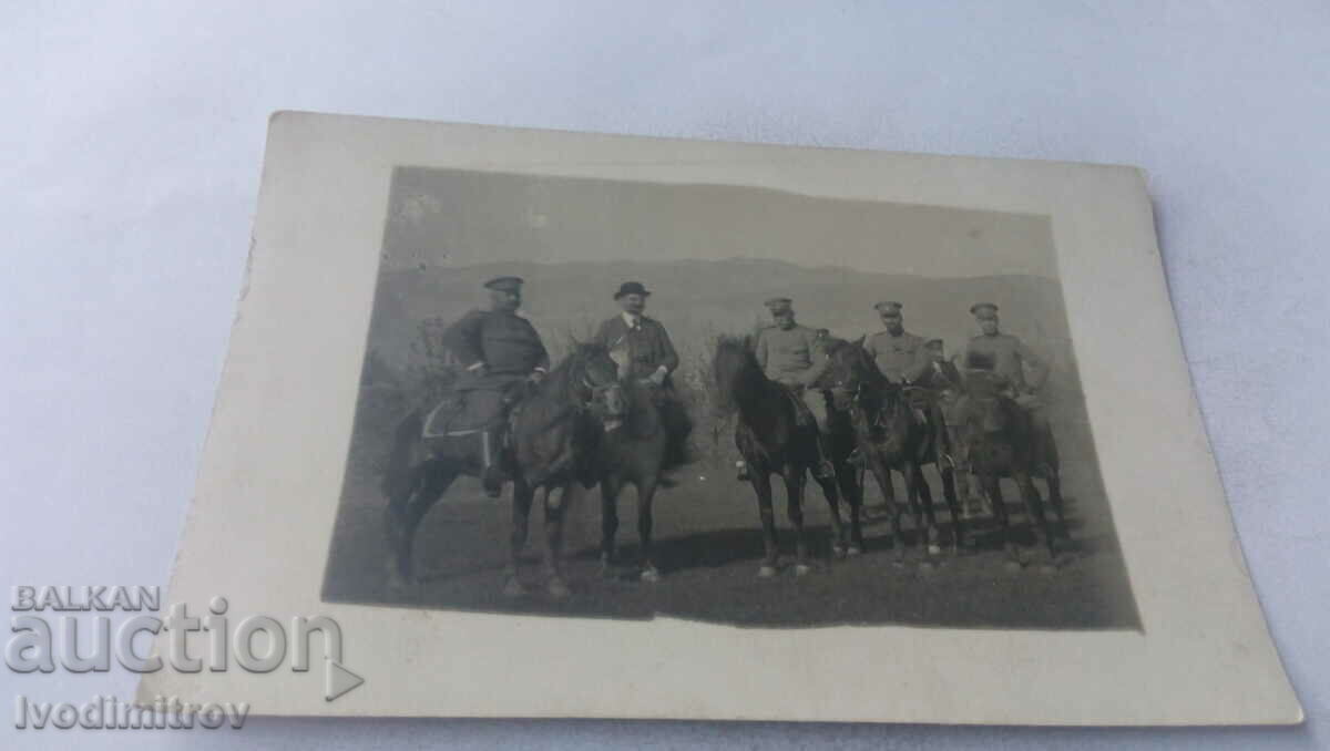 Снимка Четирима офицери и мъж на коне на фронта