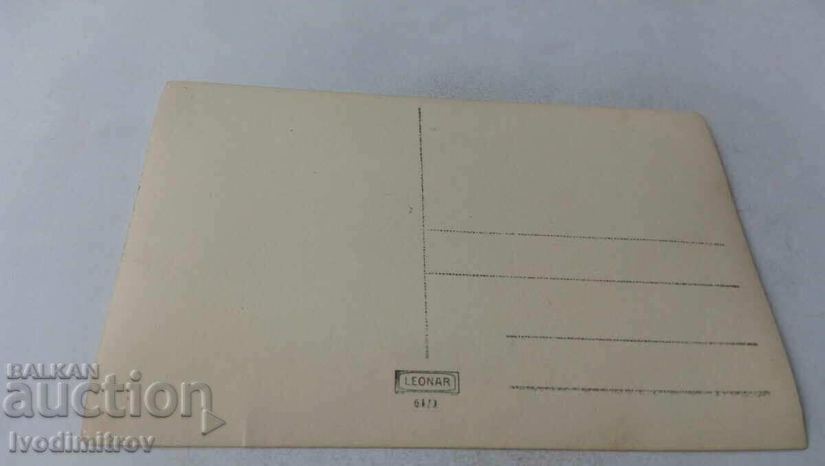 Φωτογραφία Ένα μικρό κορίτσι και μια γυναίκα με ένα μωρό στην αγκαλιά της το χειμώνα με τιμή 1.65 BGN | € 0.84 Φωτογραφία Ένα μικρό κορίτσι και μια γυναίκα με ένα μωρό στην αγκαλιά της το χειμώνα με τιμή 1.65 BGN | € 0.84