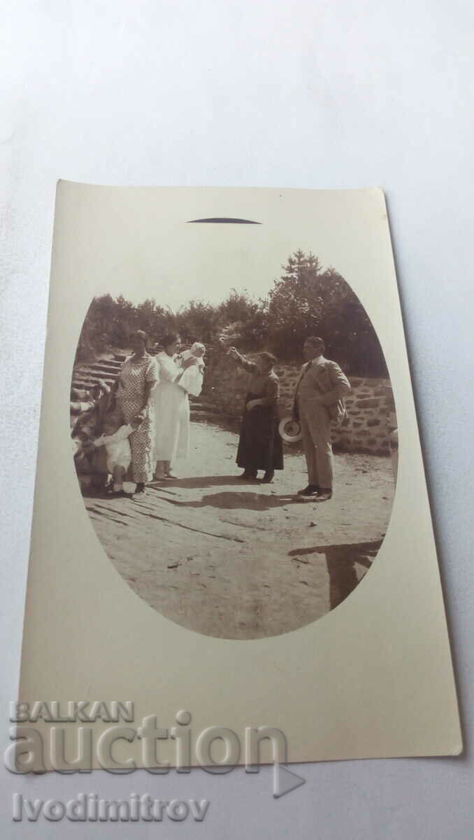 Снимка Мъж жени и малки деца в парка