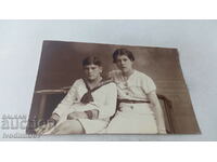 Φωτογραφία Αγόρι και νεαρό κορίτσι σε ένα παγκάκι 1936