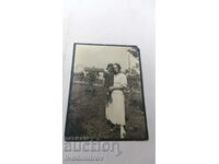 Снимка Млада жена с момиченце на ръце в двора