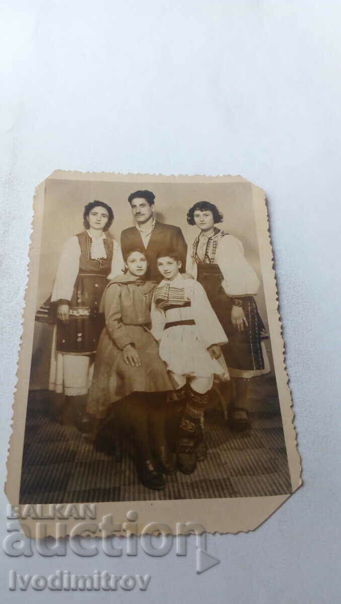 Снимка Мъж момче и три млади момичета с наионални носии 1958