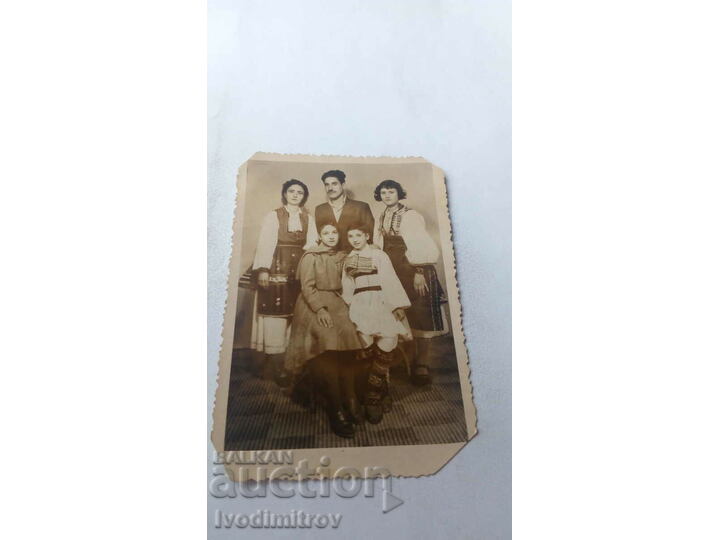 Снимка Мъж момче и три млади момичета с наионални носии 1958 Стари снимки Изделия от хартия