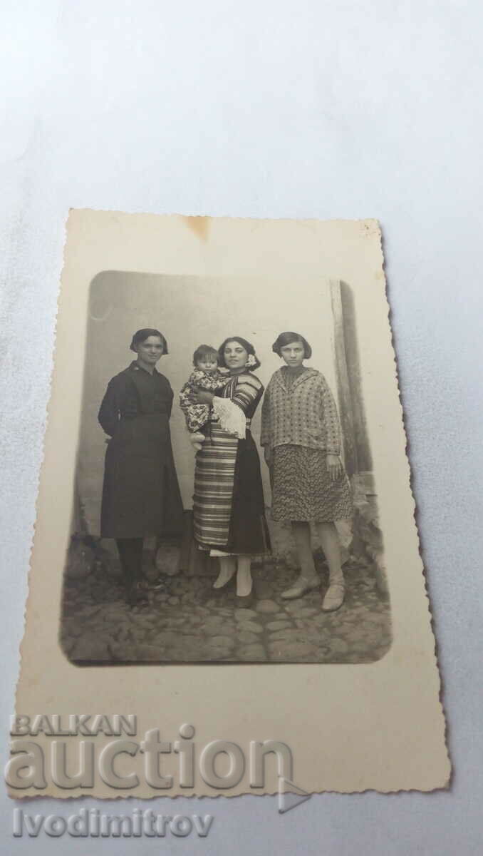 Φωτογραφία Τρεις γυναίκες και ένα κοριτσάκι