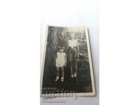 Foto Băiat și fetiță lângă un copac bătrân