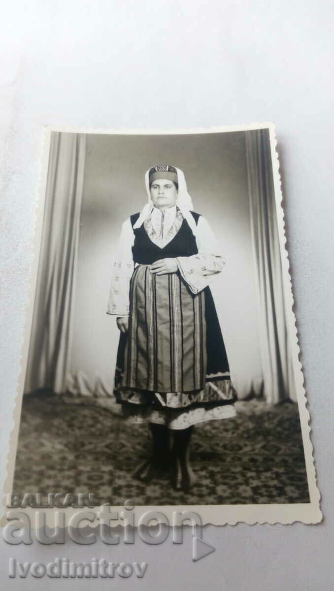 Снимка Жена в народна носия 1974