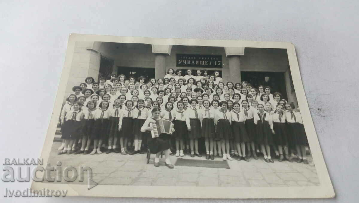 Foto Școlari și profesori în fața Școlii Gimnaziale Mixte Nr.17