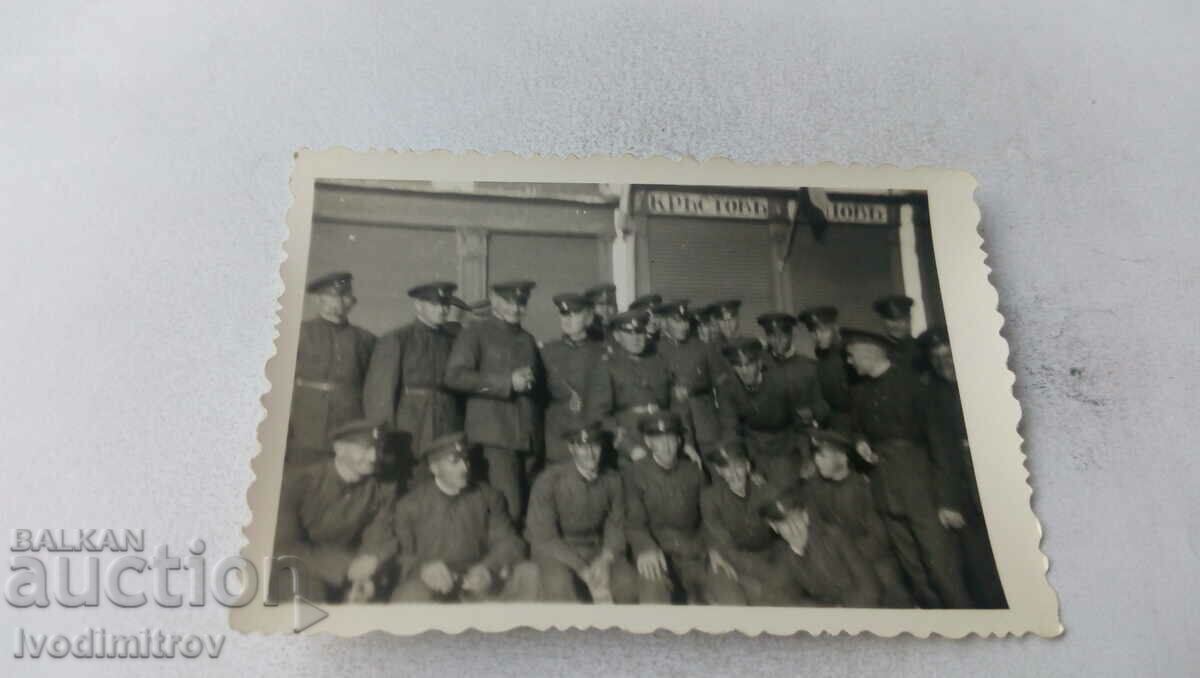 Foto Soldații în fața Krastovu & Vatsovu