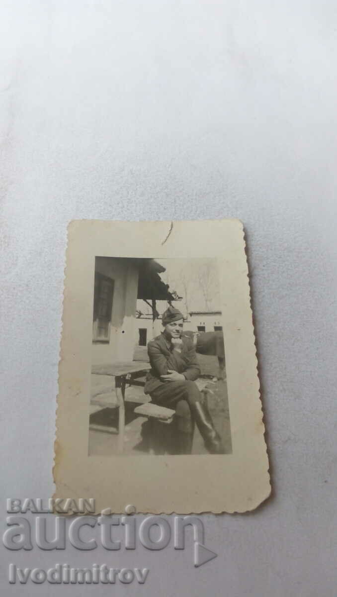 Φωτογραφία Οχρίδα Ένας λοχίας σε ένα παγκάκι στους στρατώνες, 1944