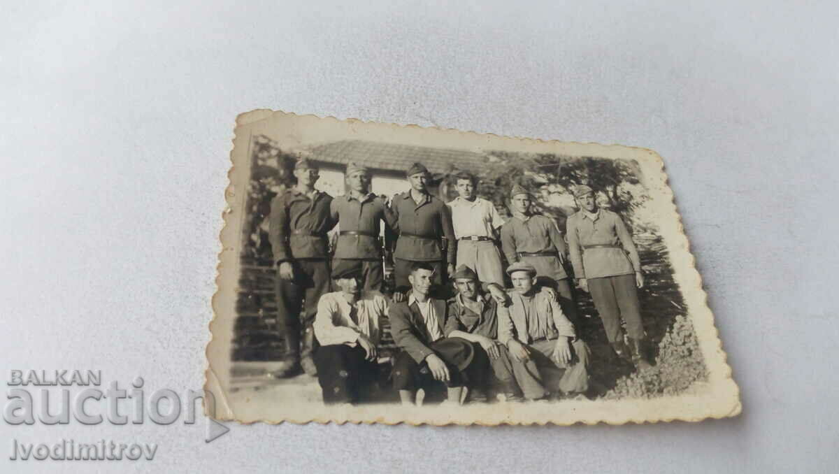 Снимка Войници и цивилни лица 1947