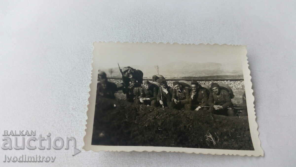 Photo Soldiers lying on the grass