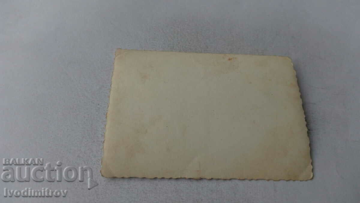 Φωτογραφία Μια νεαρή γυναίκα και μια ομάδα αξιωματικών με τιμή 1.45 BGN | € 0.74 Φωτογραφία Μια νεαρή γυναίκα και μια ομάδα αξιωματικών με τιμή 1.45 BGN | € 0.74