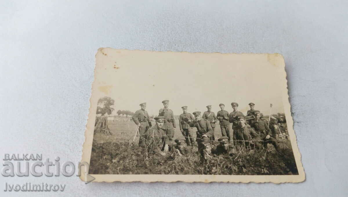 Photo Officers and soldiers in front of barbed wire