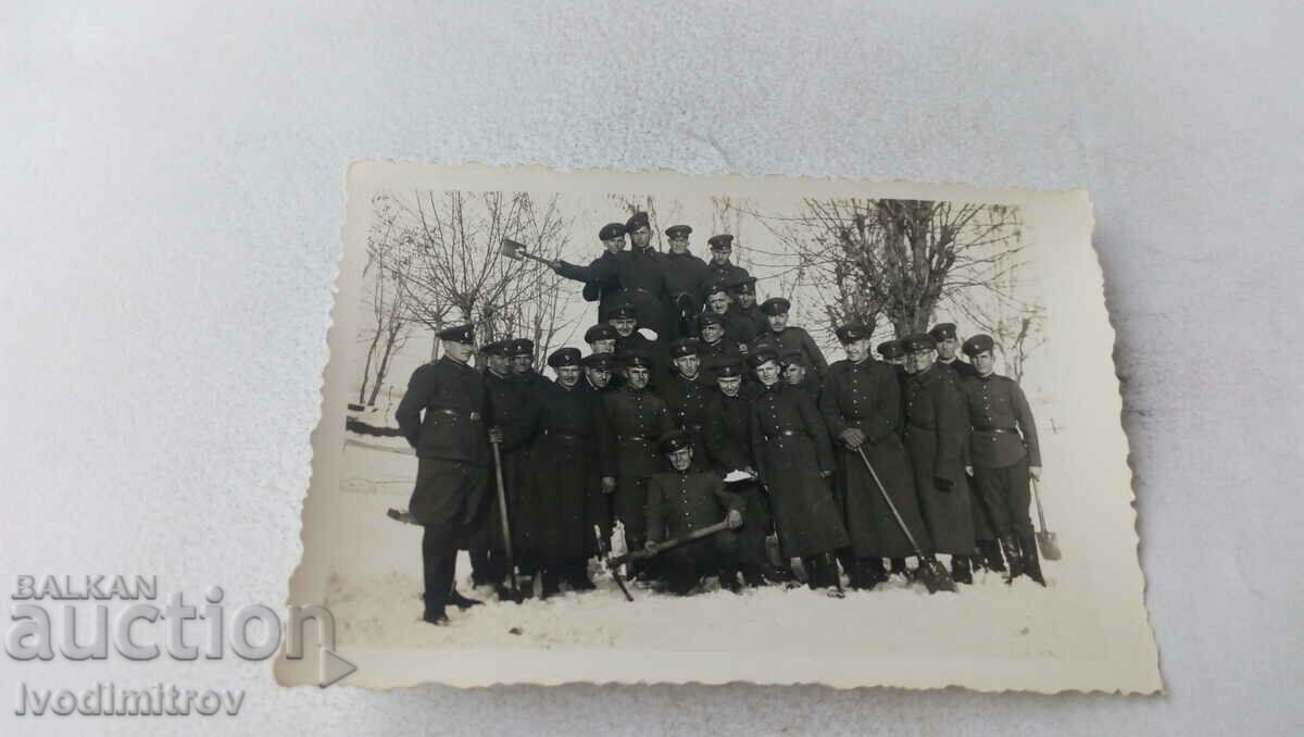 Снимка Войници с кирки и лопати през зимата