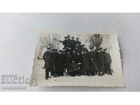Imagine Soldații cu târnăcoape și lopeți iarna