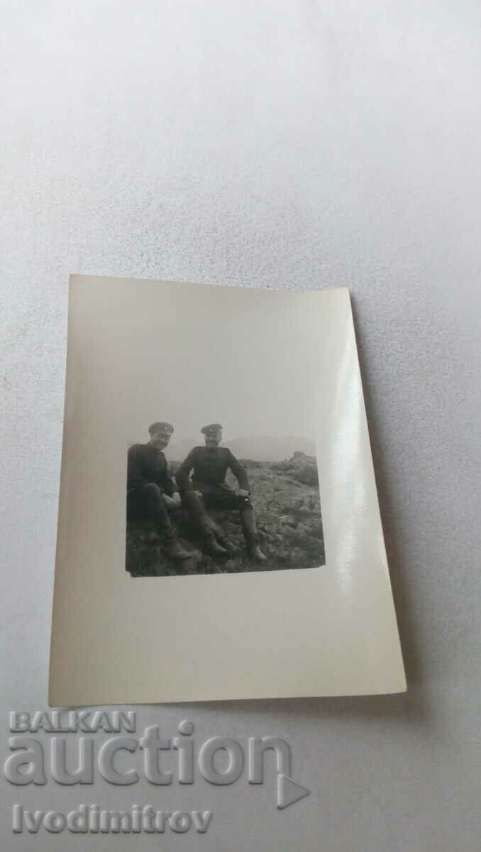 Foto Doi soldați pe stânci