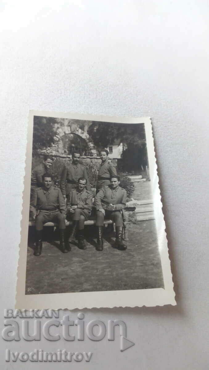 Αξιωματικοί φωτογραφιών σε παγκάκι πάρκου