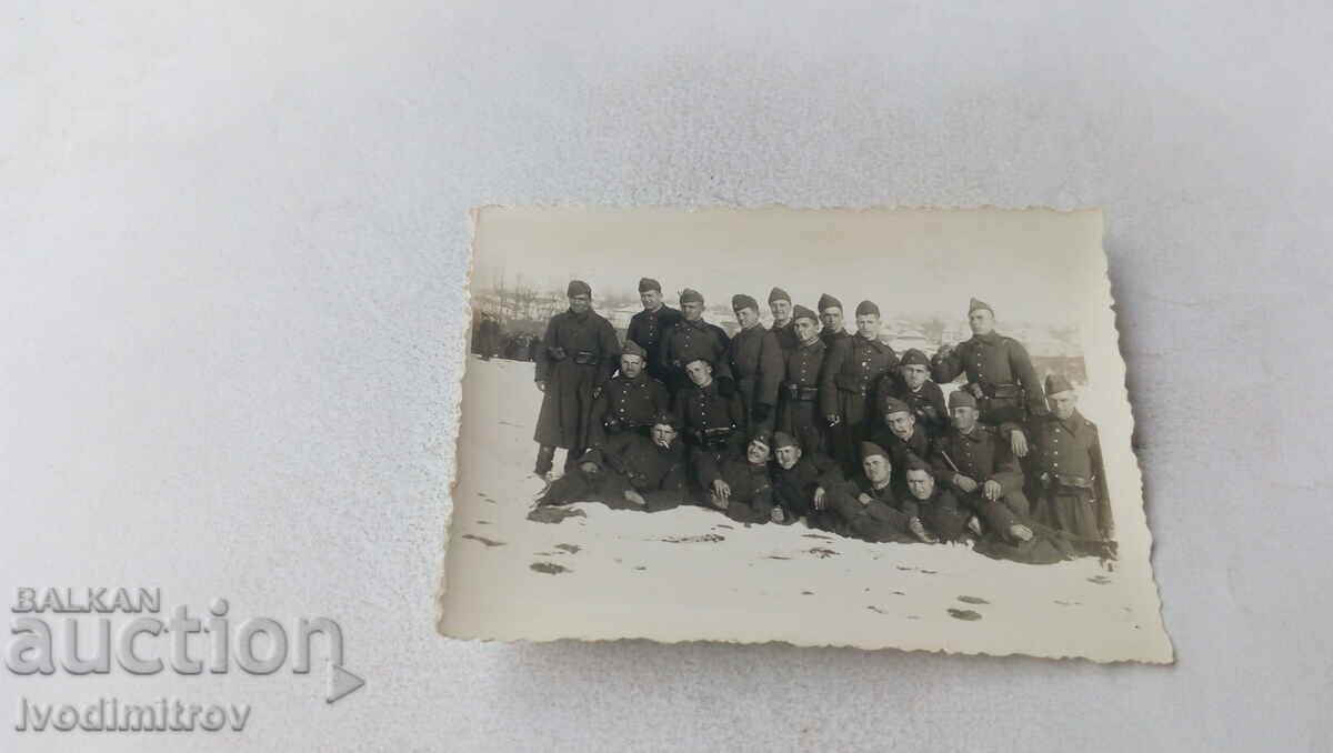Foto Soldații pe teren iarna