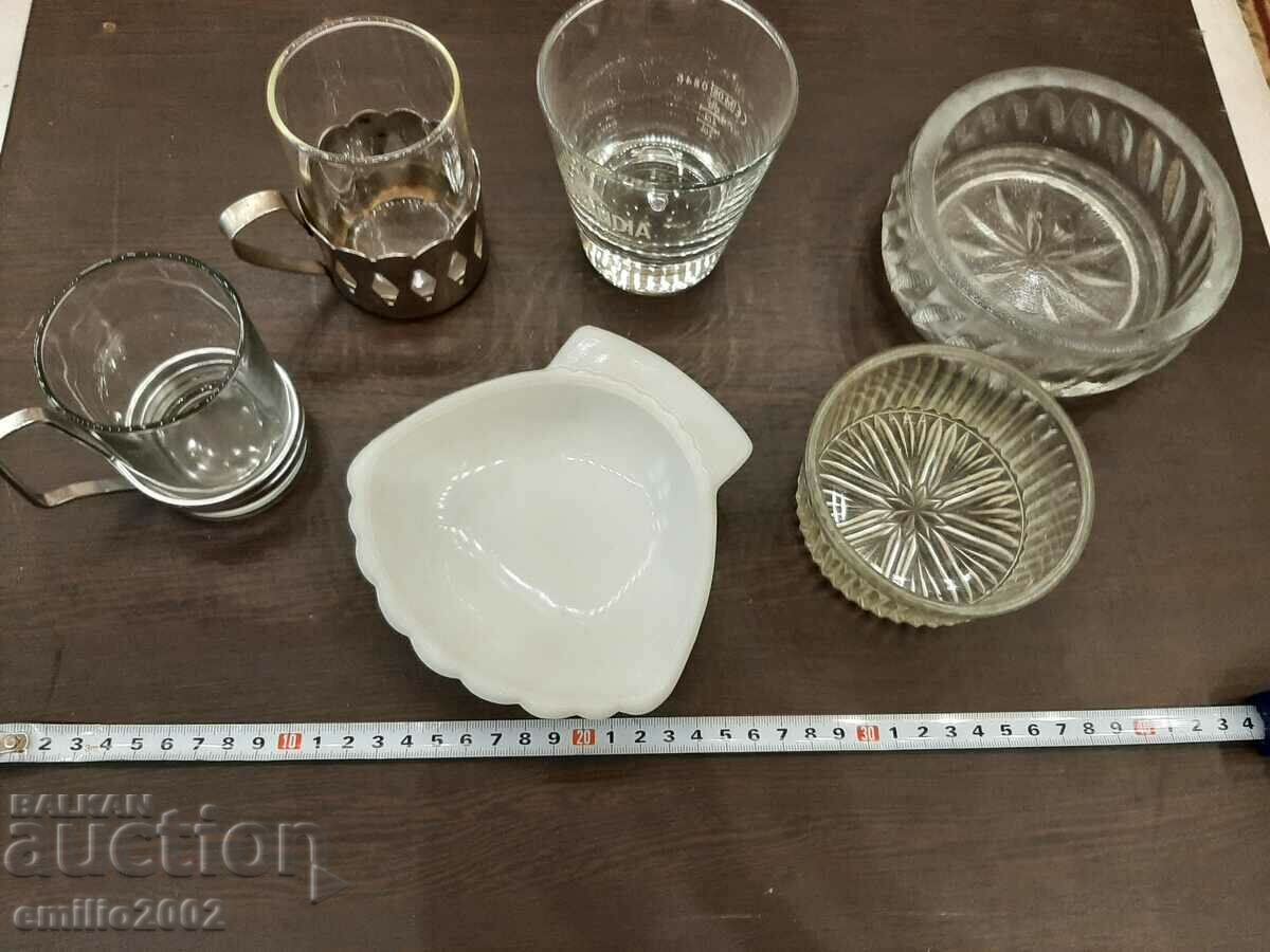 Delivery of Glass cups retro social Delivery of Glass cups retro social