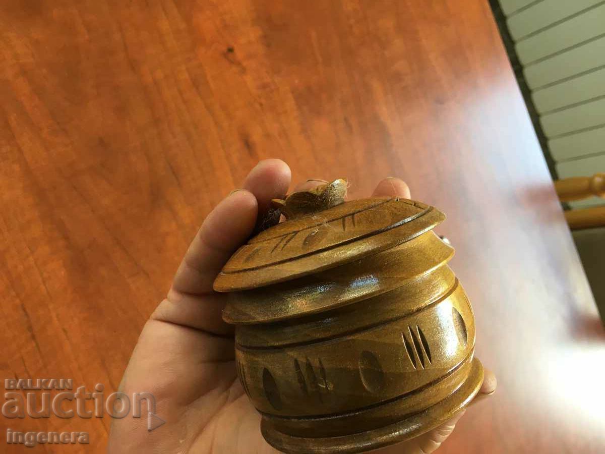 Auction WALNUT WOOD CARVING JEWELERY BOX Auction WALNUT WOOD CARVING JEWELERY BOX