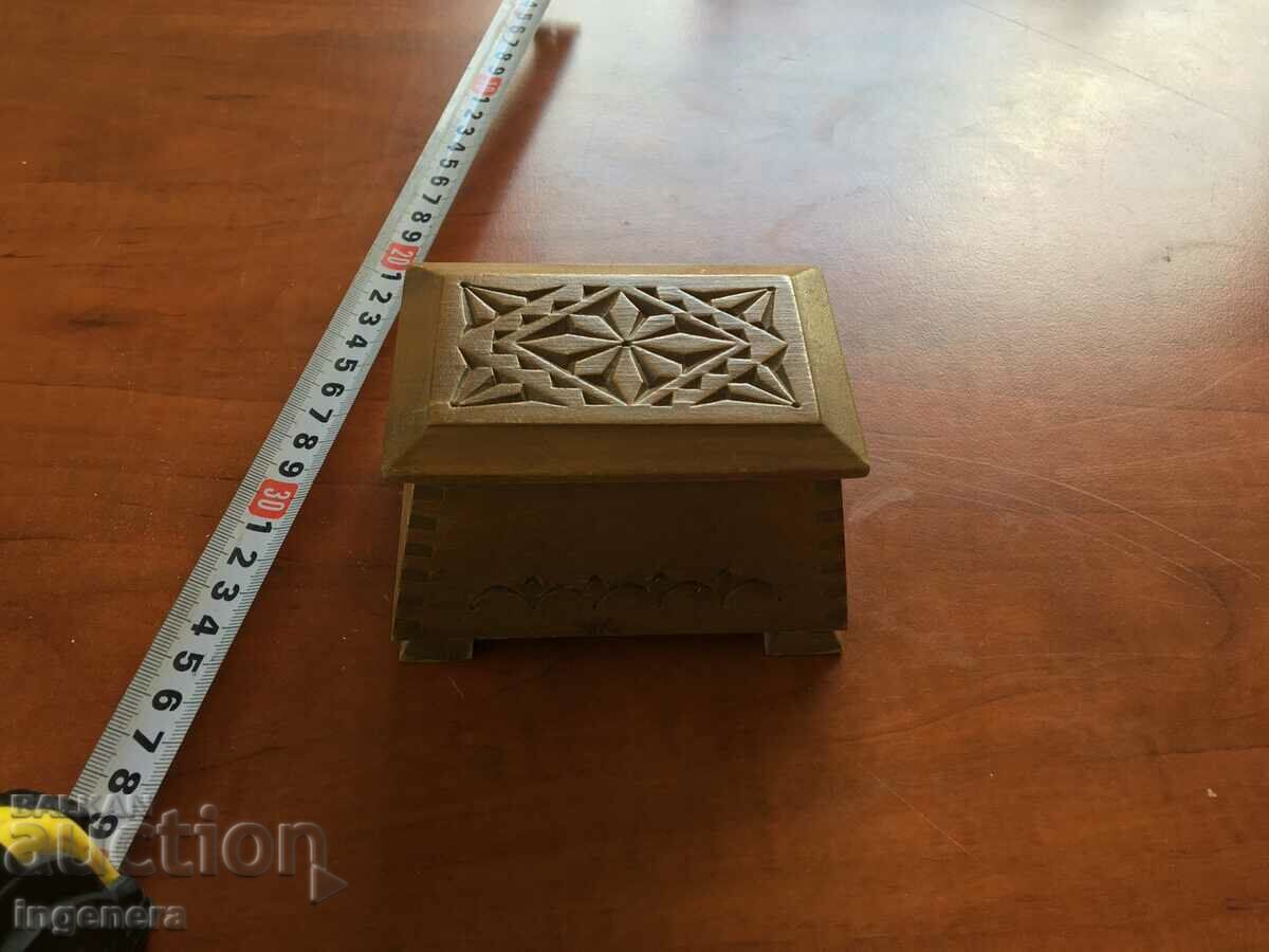 Auction WALNUT WOOD CARVING JEWELERY BOX Auction WALNUT WOOD CARVING JEWELERY BOX