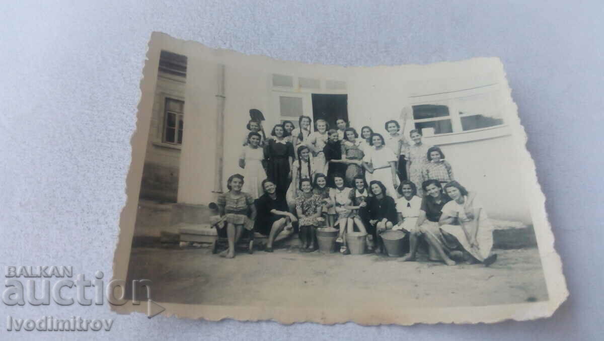 Снимка Девойки пред сграда За споменъ отъ Бранникъ