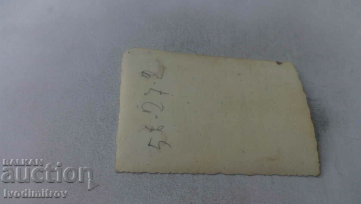 Φωτογραφία Μια γυναίκα και δύο νεαρά κορίτσια σε μια βόλτα με τιμή 1.65 BGN | € 0.84 Φωτογραφία Μια γυναίκα και δύο νεαρά κορίτσια σε μια βόλτα με τιμή 1.65 BGN | € 0.84