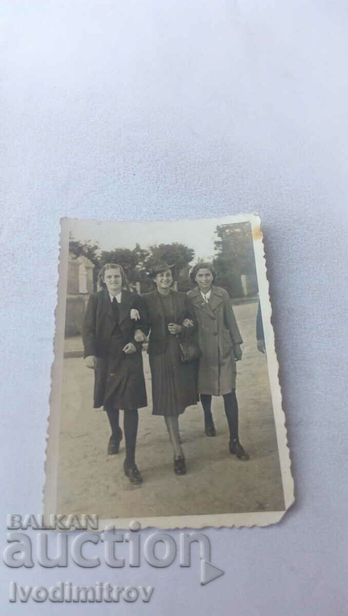 Photo A woman and two young girls on a walk
