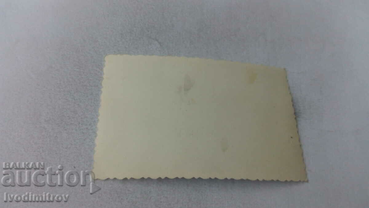 Φωτογραφία Άνδρες στο γκαζόν με τιμή 1.35 BGN | € 0.69 Φωτογραφία Άνδρες στο γκαζόν με τιμή 1.35 BGN | € 0.69