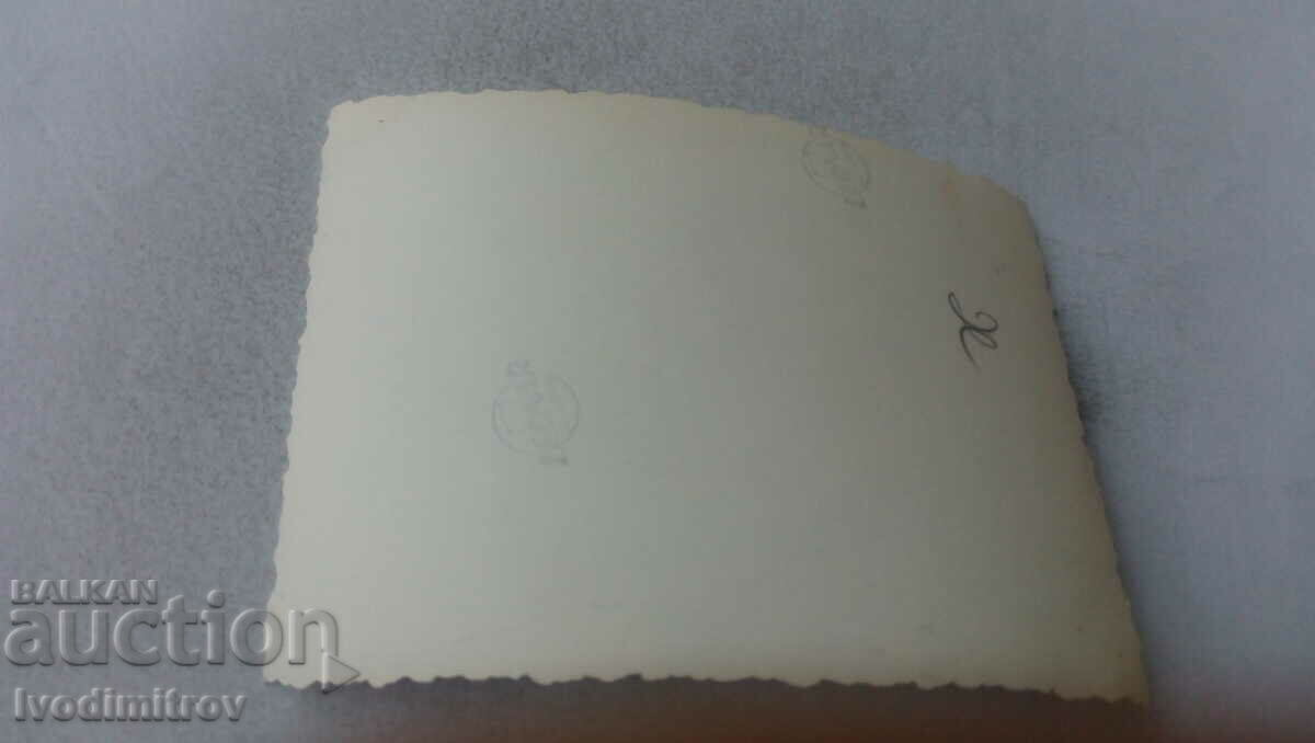 Φωτογραφία Πέντε νεαροί στο χωράφι με τιμή 1.35 BGN | € 0.69