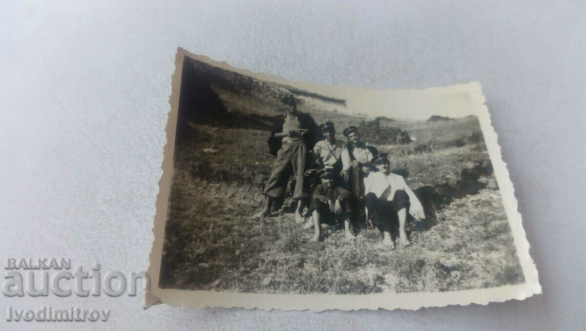 Φωτογραφία Πέντε νεαροί στο χωράφι