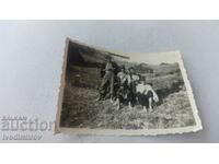 Imagine Cinci tineri pe câmp