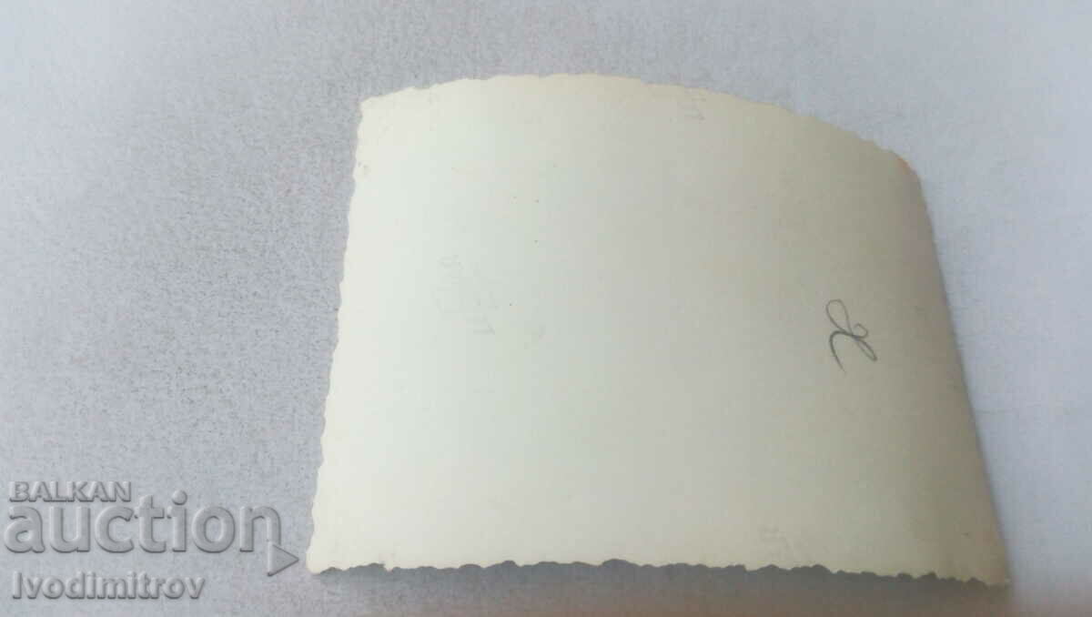 Φωτογραφία Νεολαία μπροστά από έναν πέτρινο τοίχο με τιμή 1.35 BGN | € 0.69 Φωτογραφία Νεολαία μπροστά από έναν πέτρινο τοίχο με τιμή 1.35 BGN | € 0.69