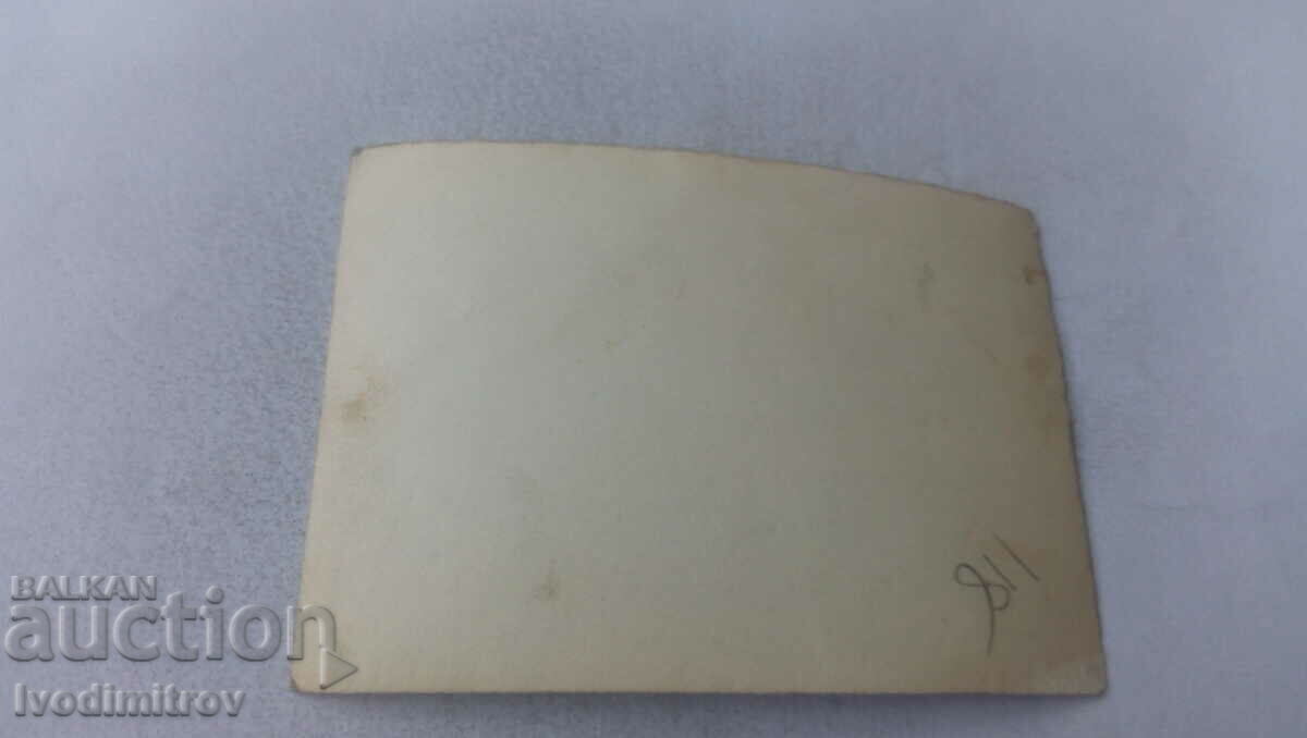 Φωτογραφία Νεαρό κορίτσι στο πάρκο με τιμή 1.35 BGN | € 0.69