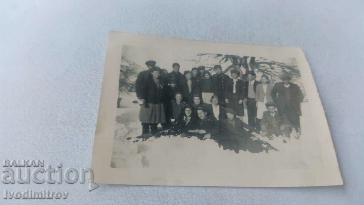 Ms. Young men and women at an acquaintance meeting in the winter of 1944