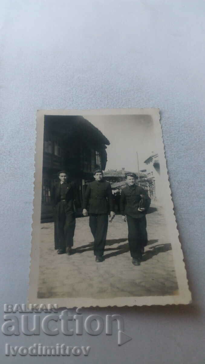 Снимка Велико Търново Трима младежи на разходка