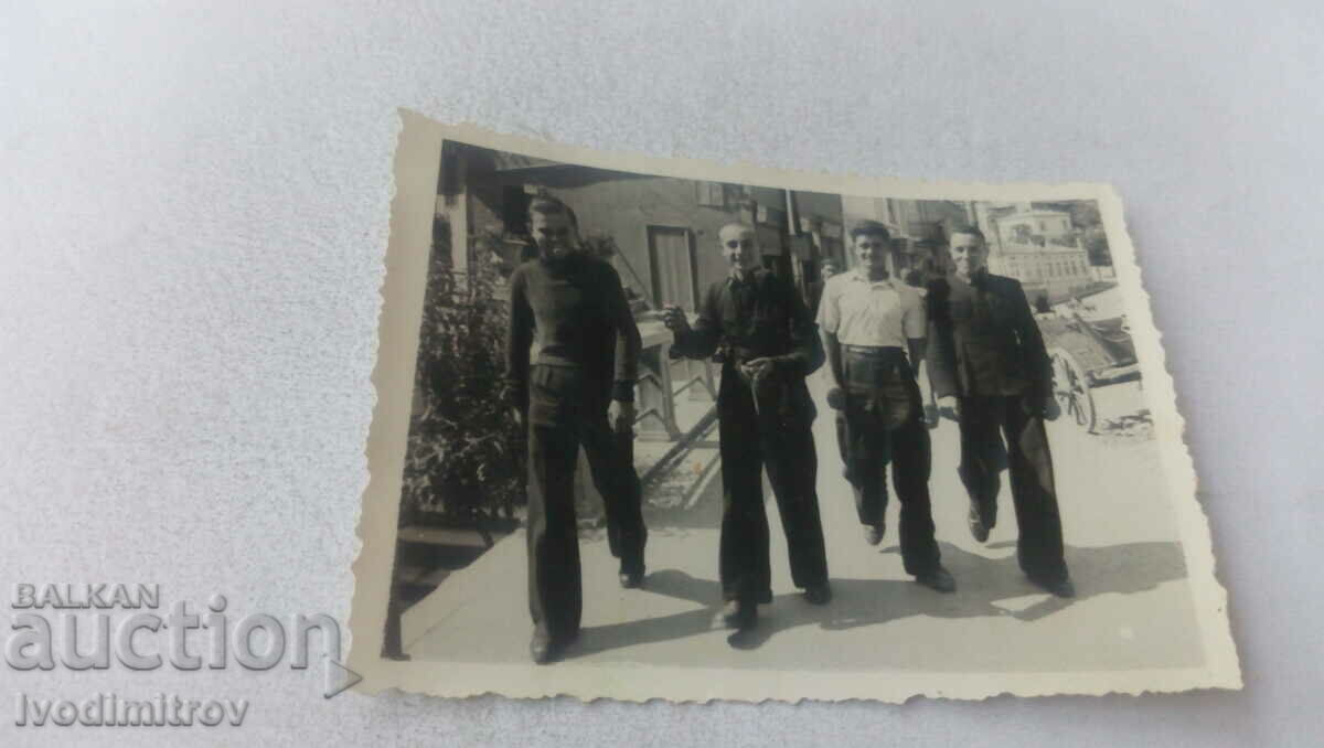 Снимка Четирима младежи на разходка