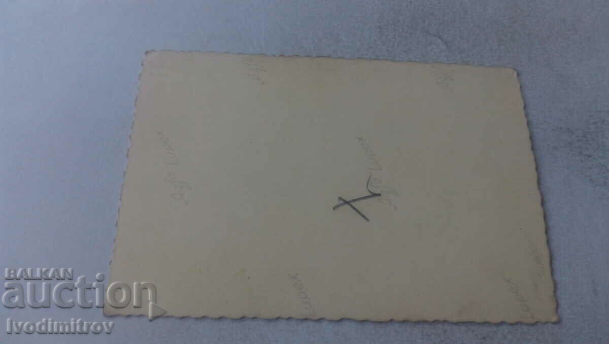 Снимка Трима младежи лигнали на земята с цена 1.15 лв. | € 0.59 Снимка Трима младежи лигнали на земята с цена 1.15 лв. | € 0.59