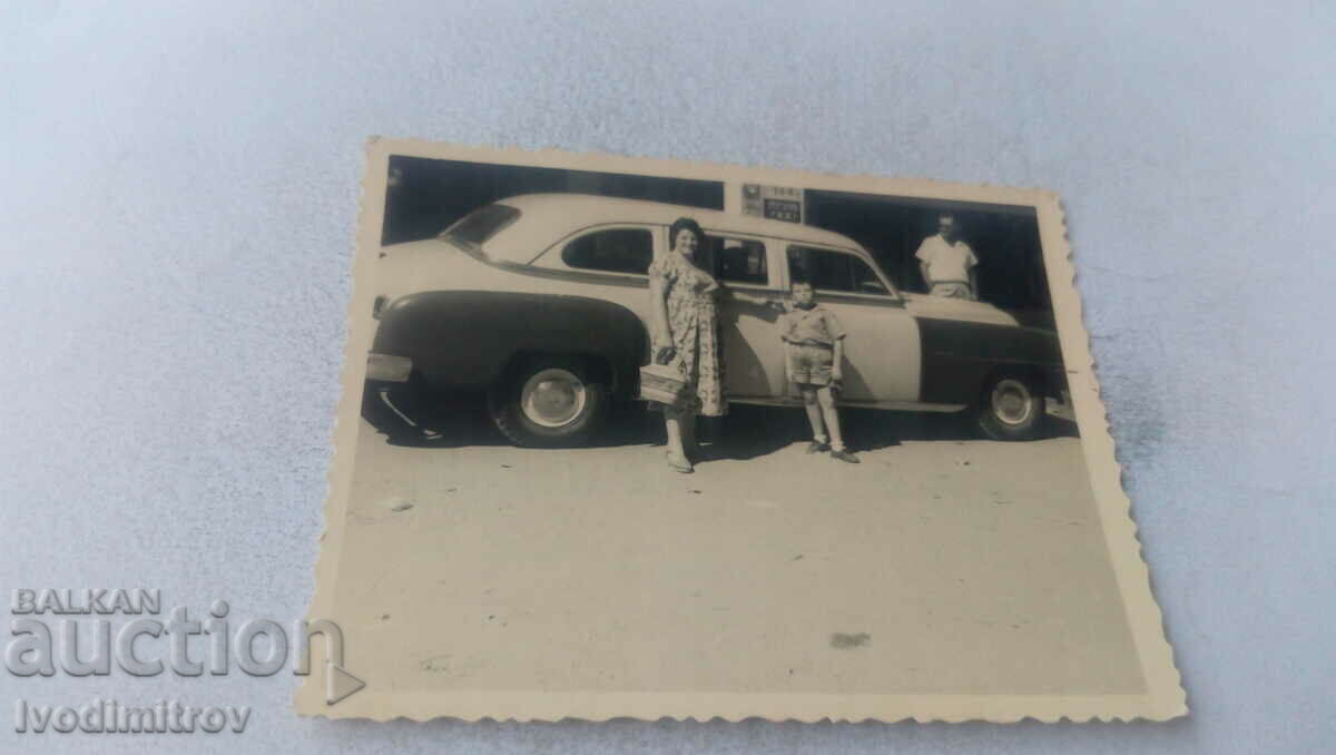 Fotografie Tel Aviv Bărbat femeie și băiețel lângă o mașină de epocă