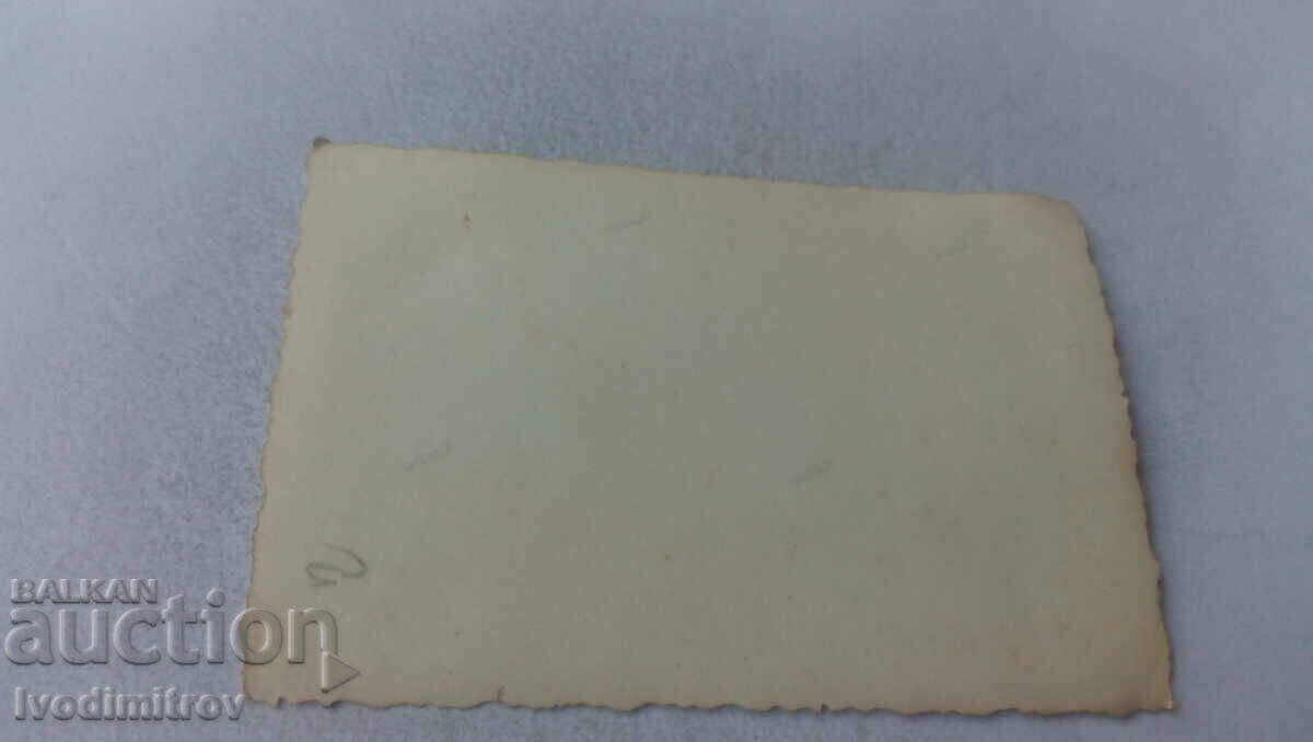 Φωτογραφία Νεολαία στον κήπο με τιμή 1.15 BGN | € 0.59 Φωτογραφία Νεολαία στον κήπο με τιμή 1.15 BGN | € 0.59