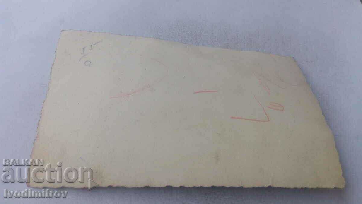 Foto Bărbat și femeie la plimbare cu preț 1.35 BGN | € 0.69 Foto Bărbat și femeie la plimbare cu preț 1.35 BGN | € 0.69